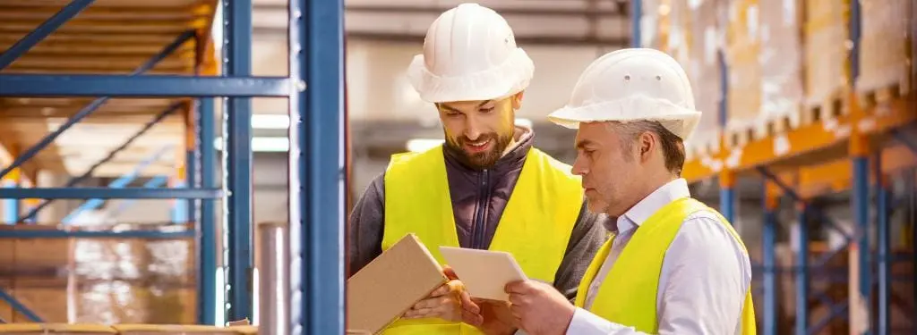 two workers performing quality control|bannière d'application de contrôle de la qualité|Application de contrôle de la qualité Fleetio|Greenlight Quality Control 2 Application de contrôle de la qualité|Application de contrôle de qualité iAuditor de SafetyCulture|Application de contrôle de la qualité Nestforms|Application de contrôle de la qualité de Novade|Application de contrôle de la qualité d'Odoo|App de contrôle de qualité Produce Pro|Application de contrôle de la qualité Qualio|Application de contrôle de la qualité de Tetra Inspection|EdApp by SafetyCulture|