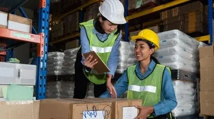 warehouse employees working efficiently to meet expected lead time