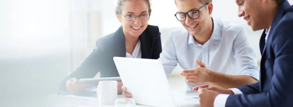 employees using a kpi software on a laptop for a meeting