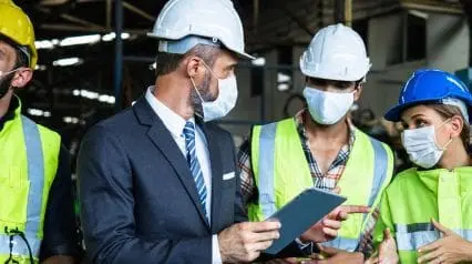 Des ouvriers de la construction utilisant un plan de gestion de la sécurité au travail sur une tablette|Plan de gestion de la sécurité du chantier|Plan de gestion de la sécurité du chantier Exemple de rapport