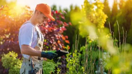 landscaping maintenance checklist worker featured|landscaping maintenance checklist worker banner|Landscaping maintenance checklist - sample report|Landscaping Maintenance Checklist