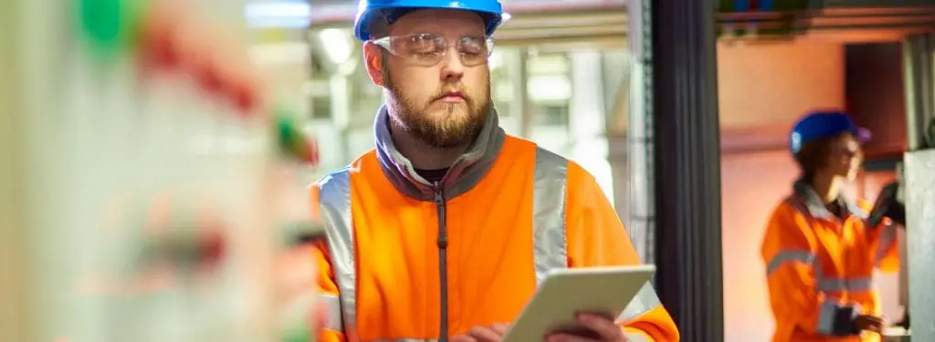 Maintenance worker using maintenance app on tablet|chiller maintenance inspection||Tofino-maintenance-app-logo|ManagerPlus-maintenance-app-logo|iAuditor-maintenance-app-logo|Asset-Infinity-maintenance-app-logo|Synchroteam-maintenance-app-logo|SHEQSY-maintenance-app-logo|Odoo-maintenance-app-logo|MaxPanda-maintenance-app-logo|MicroMain-maintenance-app-logo|ManWinWin-maintenance-app-logo