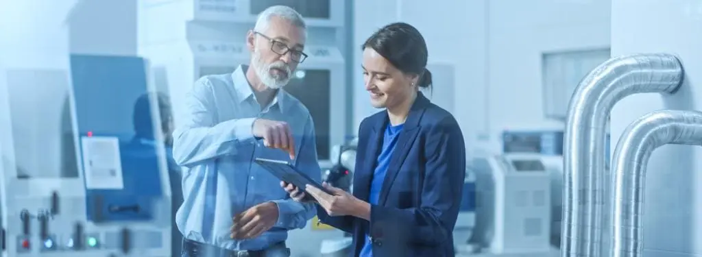 facility manager assisting employee with the use of an energy management software|Logiciel de gestion de l'énergie Eniscope||Wattics|fabriq|opinum|un gestionnaire d'installations aidant un employé à utiliser un logiciel de gestion de l'énergie|un gestionnaire d'installations aidant un employé à utiliser un logiciel de gestion de l'énergie|Logiciel de gestion de l'énergie Entronix|Logiciel de gestion de l'énergie eSight|Logiciel de gestion de l'énergie Energis|Logiciel de gestion de l'énergie EnergyCAP|Energy Manager - Logiciel de gestion de l'énergie par Dude Solutions|iauditor as operations management software|brightly