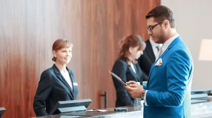 hotel guest using a Check-in form|hombre de negocios rellenando el formulario de registro en la recepción del hotel|Formulario de registro en el hotel