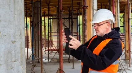 inspecteur en bâtiments vérifiant les problèmes d'étanchéité des murs d'un bâtiment|inspecteur en bâtiments vérifiant les problèmes d'étanchéité des murs d'un bâtiment|Waterproofing Inspection Checklist