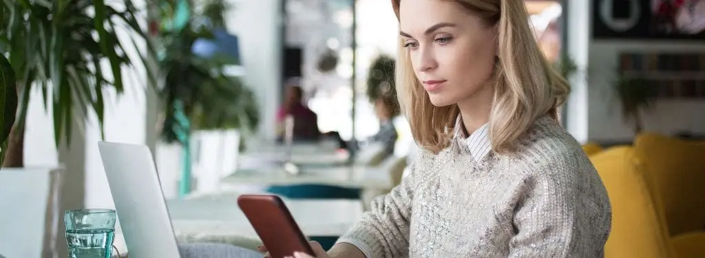 woman-working-and-holding-a-phone-while-using-checklist-app