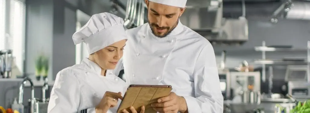 restaurant staff performing restaurant inspection with an app||Aplicación de inspección de restaurantes GoSpotCheck|Aplicación de inspección de restaurantes HDScores|Aplicación de inspección de restaurantes Leafe|Aplicación de inspección de restaurantes FoodCode-Pro|Aplicación de inspección de restaurantes Silverware