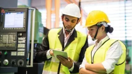 Mitarbeiter führen SOP-Kontrollen mit einem Tablet durch