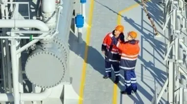 In Toolbox-Meeting sollte wiederholt auf den richtigen Umgang mit Gefahrstoffen eingegangen werden.