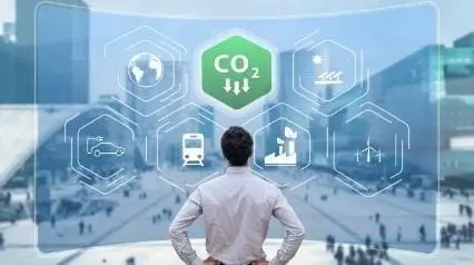 el empresario piensa en formas de reducir la huella de carbono