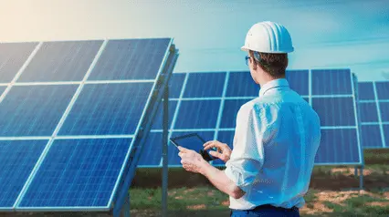 trabajador de primera línea inspeccionando los paneles solares