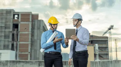 construction officer discussing construction contract agreement|contrat de construction|Modèle de contrat de construction|Modèle d'accord de contrat de construction